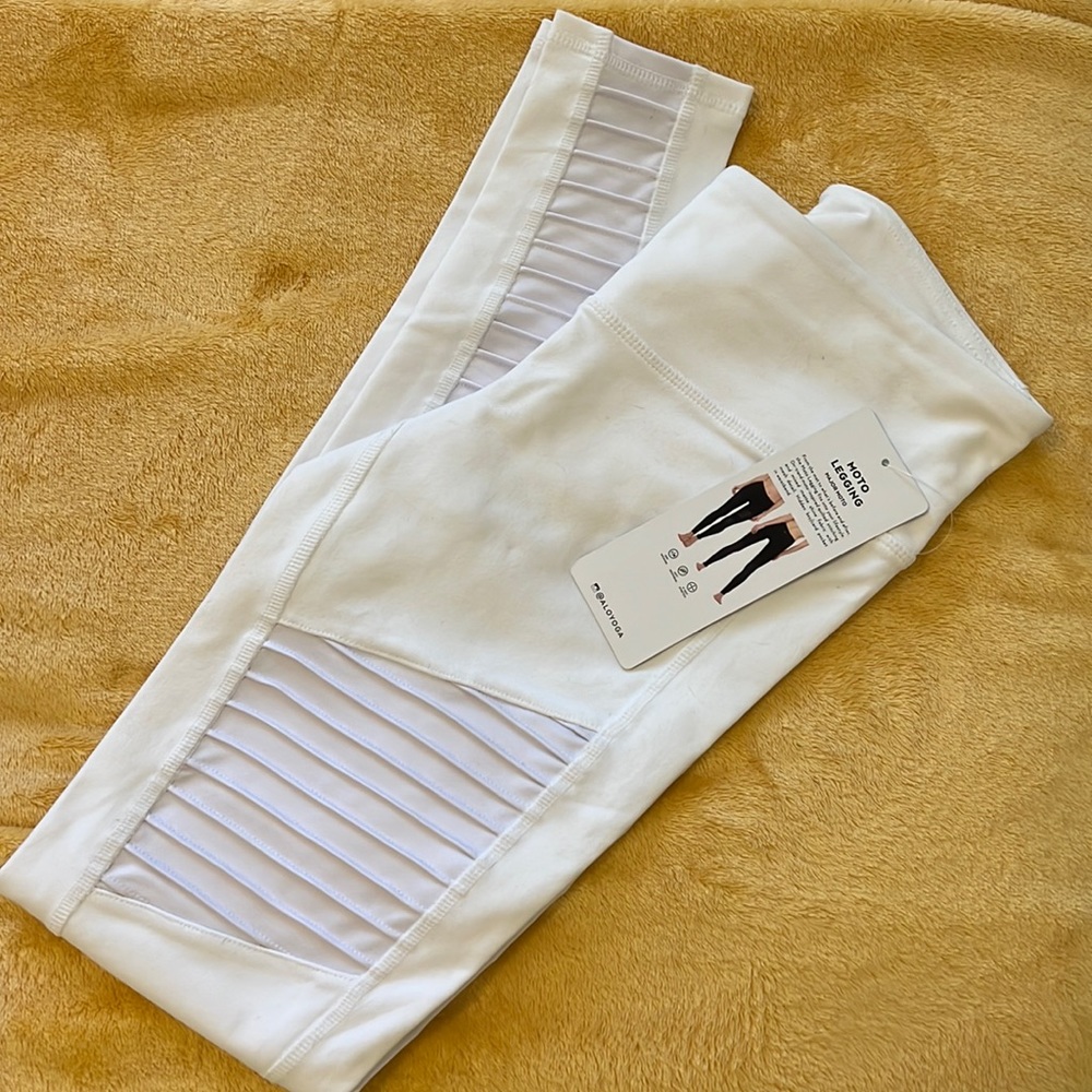Alo Yoga Moto Legging in White/White Glossy Size XS